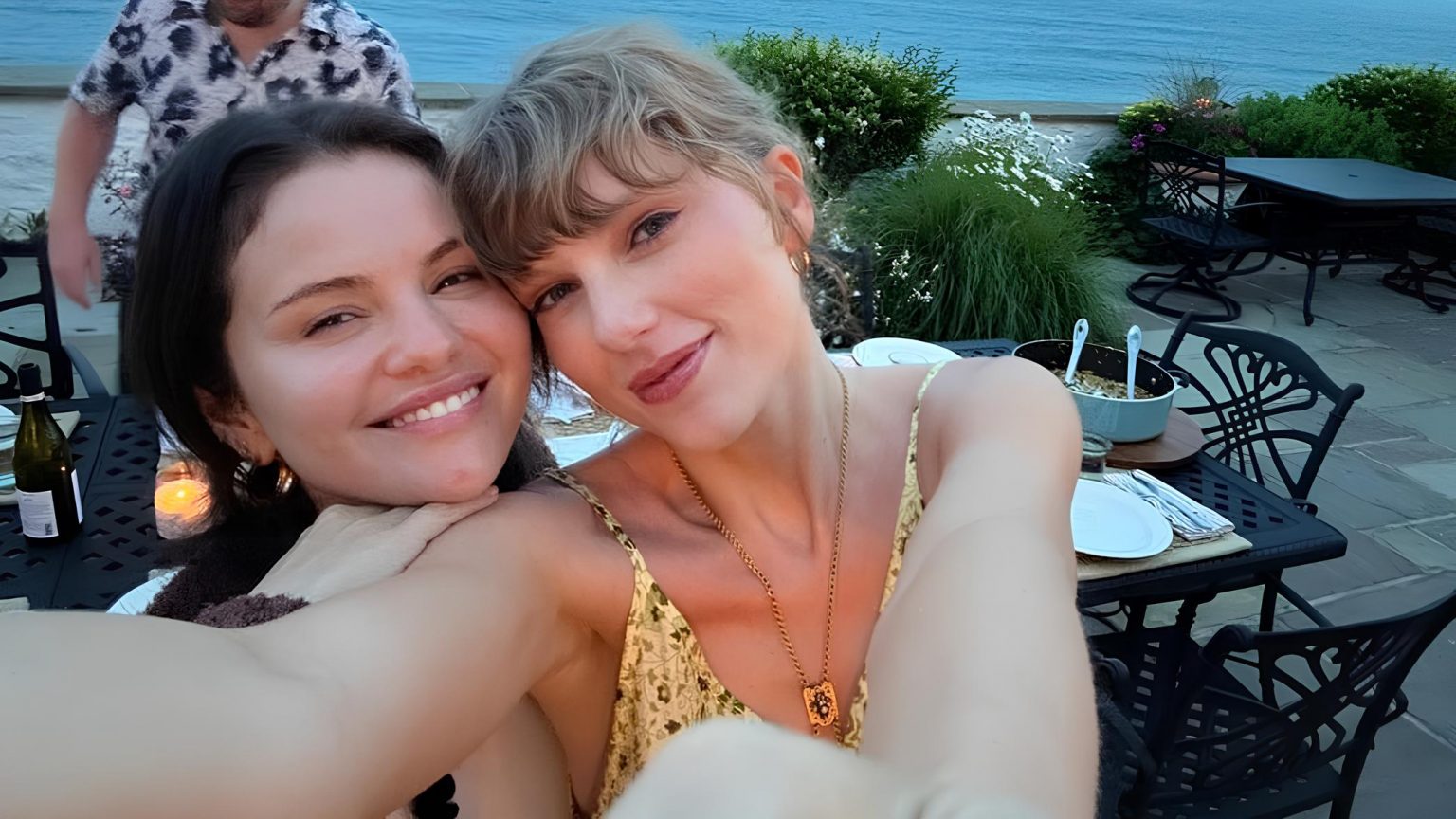 Selena Gomez celebra noivado de Taylor Swift em postagem nas redes sociais