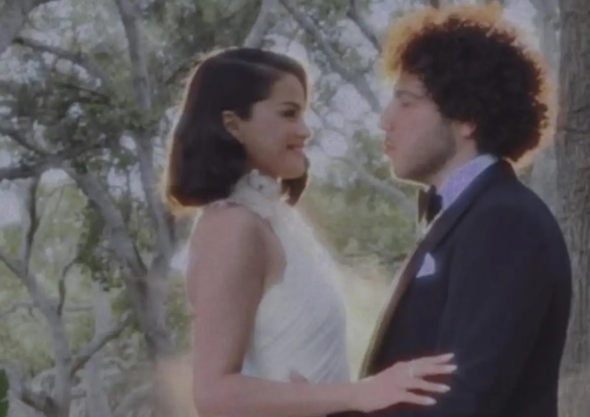 Selena Gomez toma atitude para impedir fotos de paparazzi em seu casamento