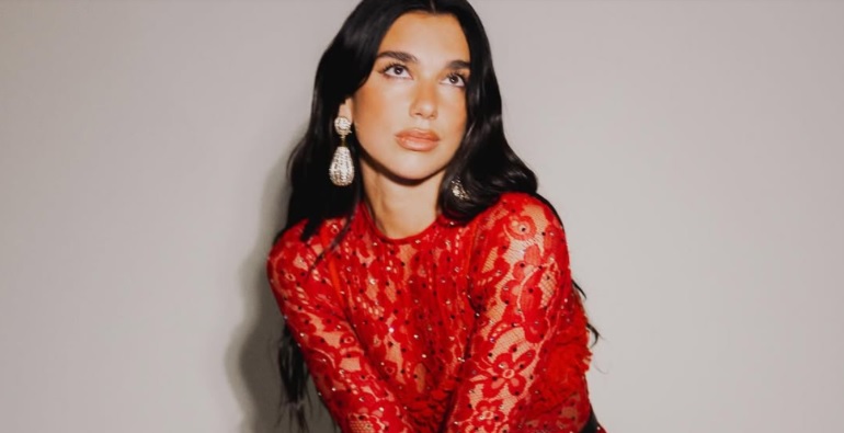 Dua Lipa antecipa comemorações de aniversário em Ibiza