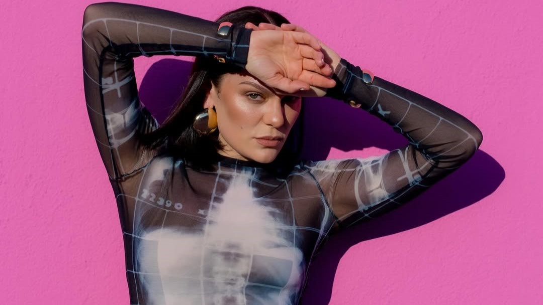 Jessie J cancela turnê nos Estados Unidos e adia shows na Europa após necessidade de nova cirurgia