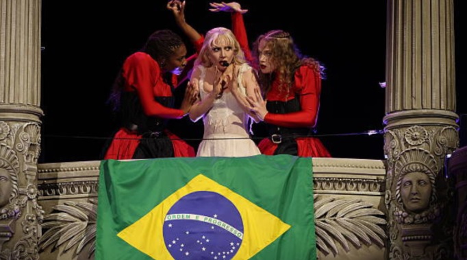 Lady Gaga assina contrato e tem volta marcada ao Brasil para março de 2026