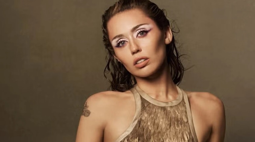 Miley Cyrus ignora mais uma vez ideia de turnê: “Prefiro ficar na piscina com meus cachorros”