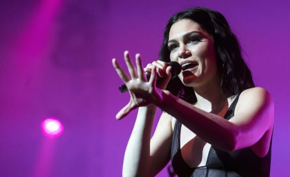 Jessie J é internada às pressas em hospital devido à infecção após diagnóstico de câncer