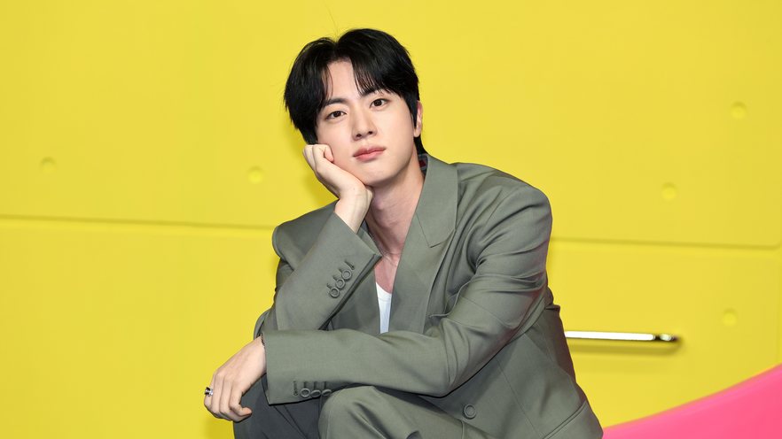 BTS: Jin anuncia primeira turnê mundial da carreira solo,confira
