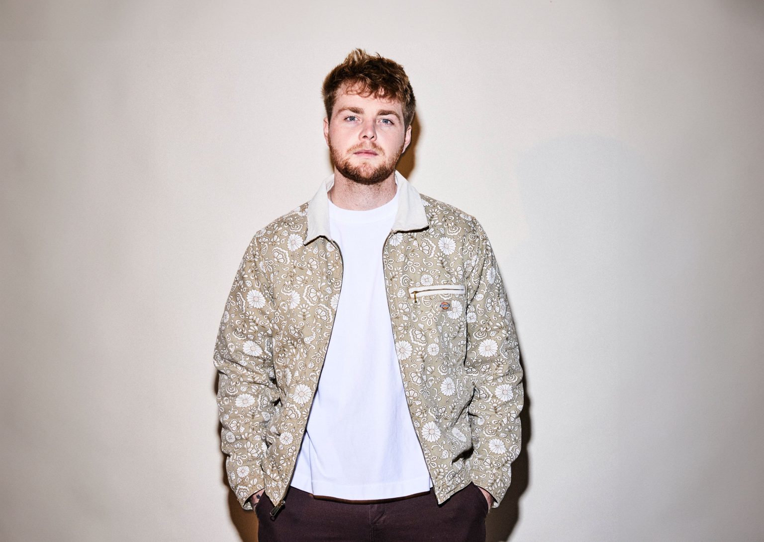 Quem é Alex Warren, cantor do mega sucesso “Ordinary”?