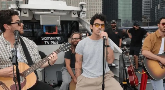 Jonas Brothers fazem show surpresa na balsa de Nova York
