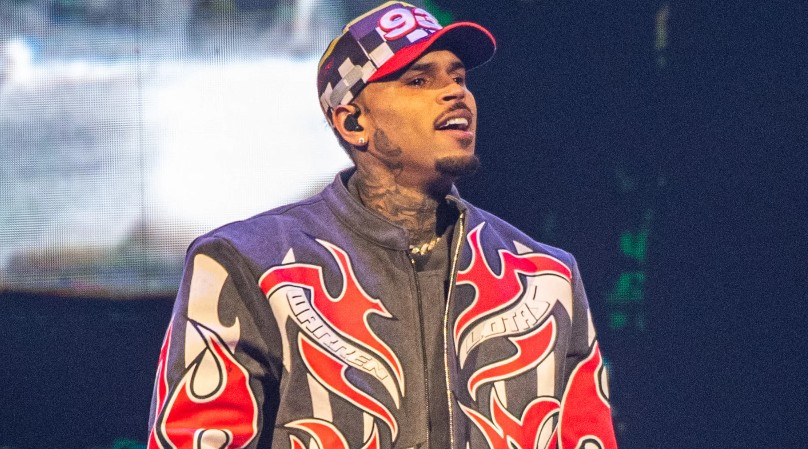 Chris Brown deixa prisão sob fiança milionária e segue com a turnê "Breezy Bowl XX"